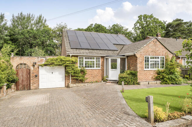 3 bed property, in Fairland Close, £690,000