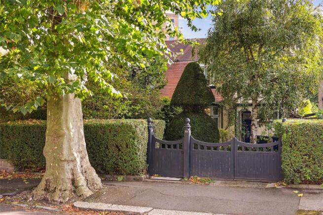 4 bed property, in Heathfield Road, £1,325,000