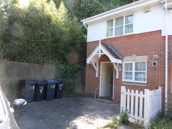 2 bed property, in Hamond Close, £400,000