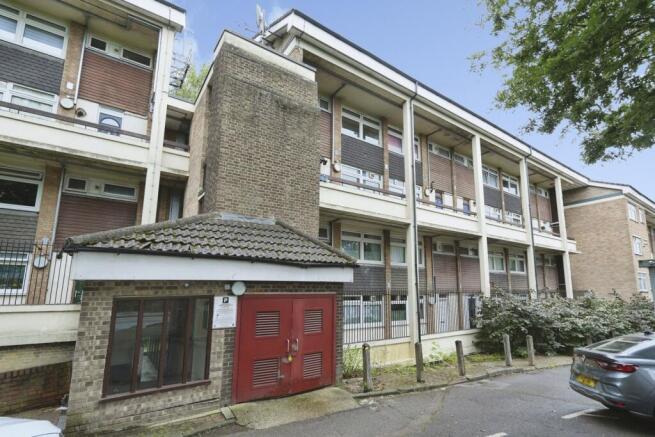 2 bed property, in Southend Lane, £250,000