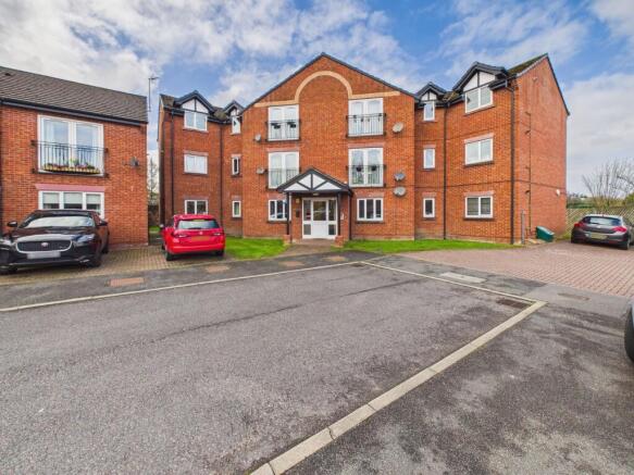 2 bed property, in Chesterton Court, £180,000