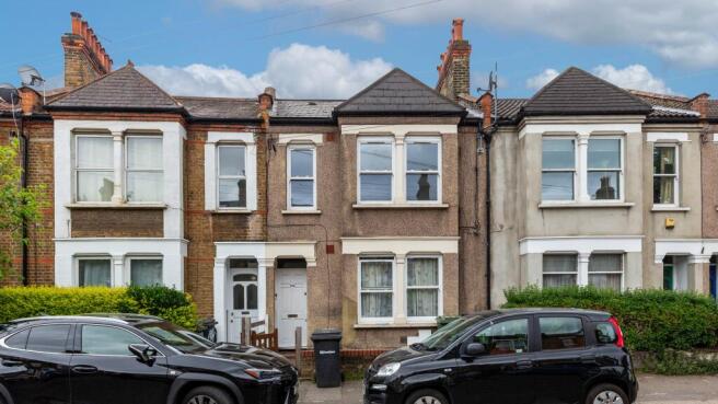 2 bed property, in Leahurst Road, £240,000