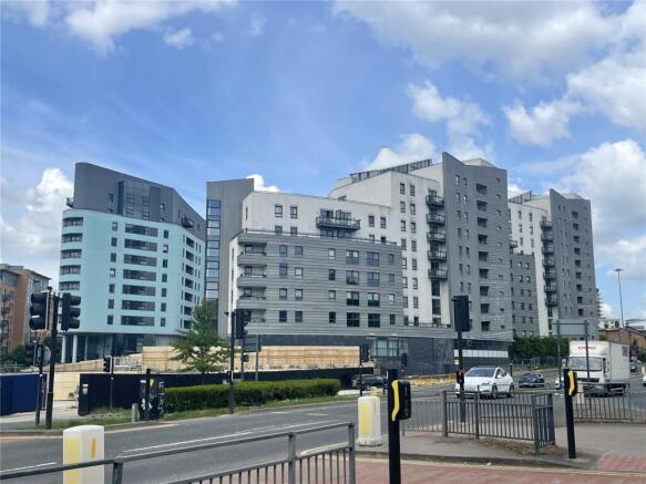 1 bed property, in Gateway East, £135,000