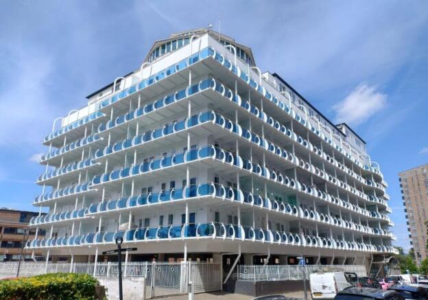 2 bed property, in Flat 215 Platinum House, £170,000