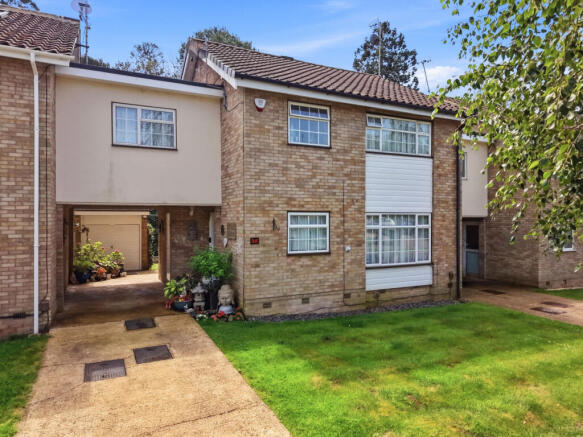 4 bed property, in Hangar Ruding, £675,000