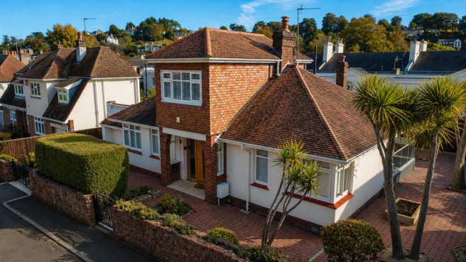 4 bed property, in Wellswood Avenue, £675,000
