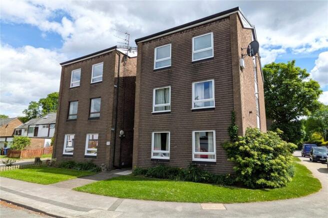 2 bed property, in Mauldeth Close, £200,000