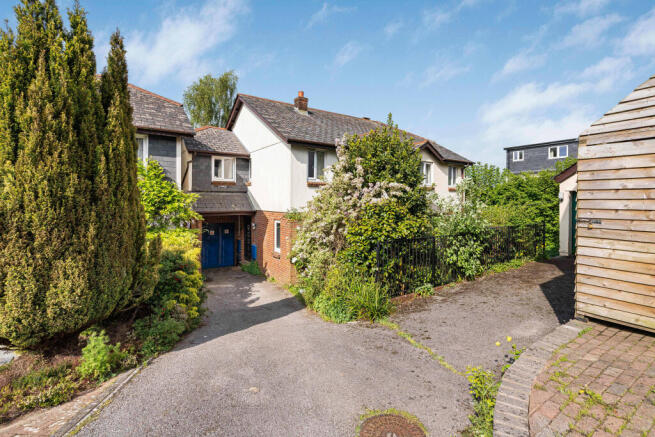 3 bed property, in Birchwood Close, £400,000