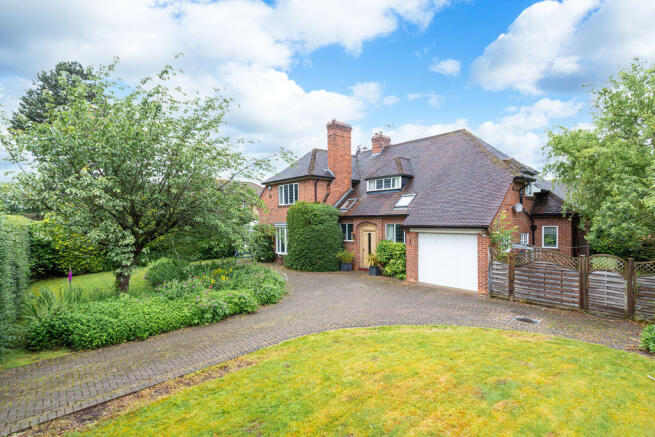 4 bed property, in Main Street, £1,000,000