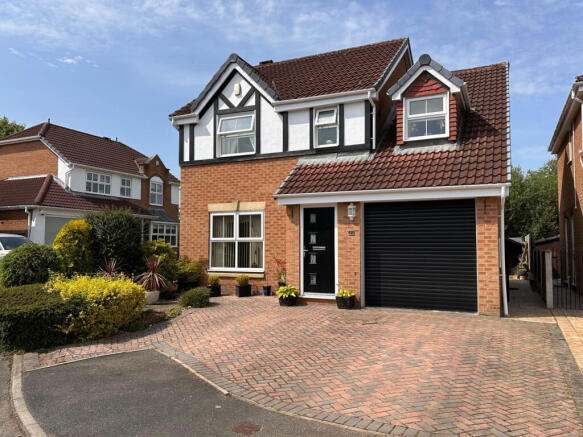 4 bed property, in Millcroft, £420,000