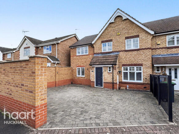 4 bed property, in Versailles Gardens, £300,000