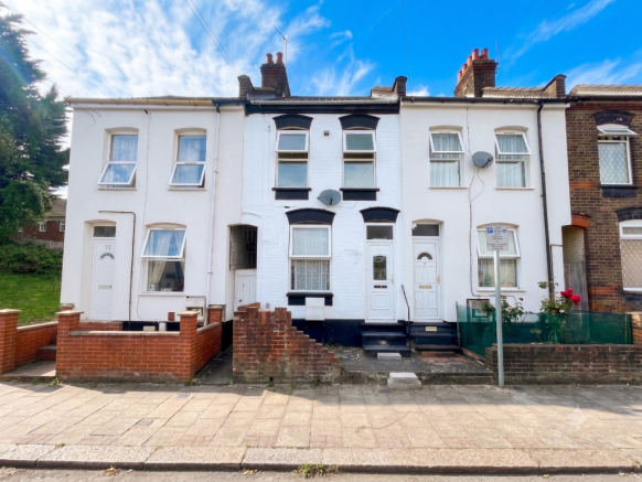 2 bed property, in Curzon Road, £245,000