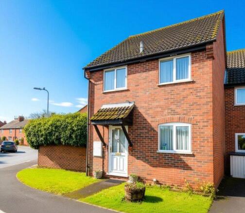 3 bed property, in Lipscombe Close, £350,000