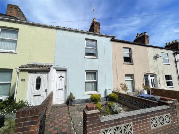 2 bed property, in Clifton Road, £240,000
