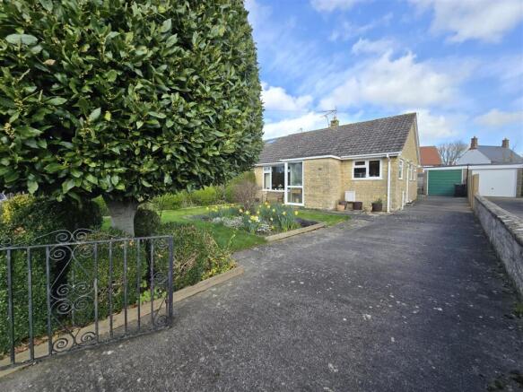 2 bed property, in Kentisworth Road, £290,000