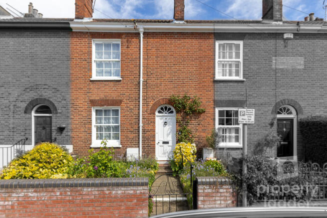 2 bed property, in Grove Road, £310,000