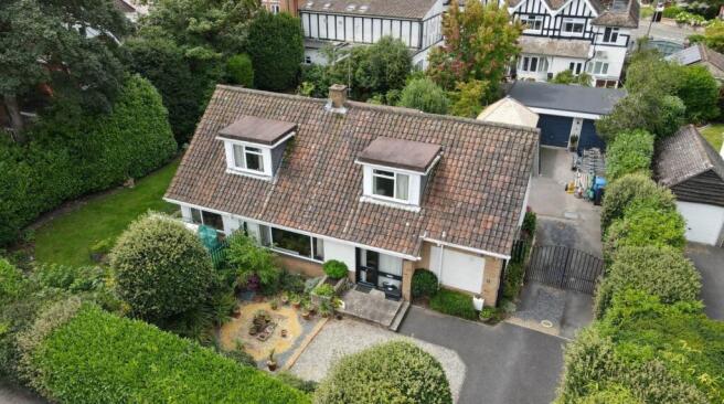 4 bed property, in Pinewood Road, £1,395,000