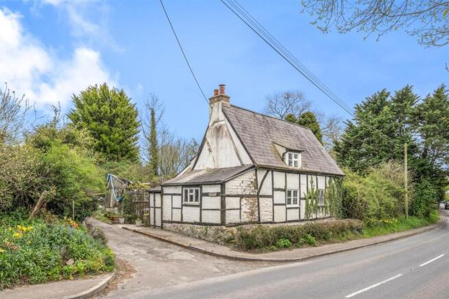 2 bed property, in Eastcott, £165,000