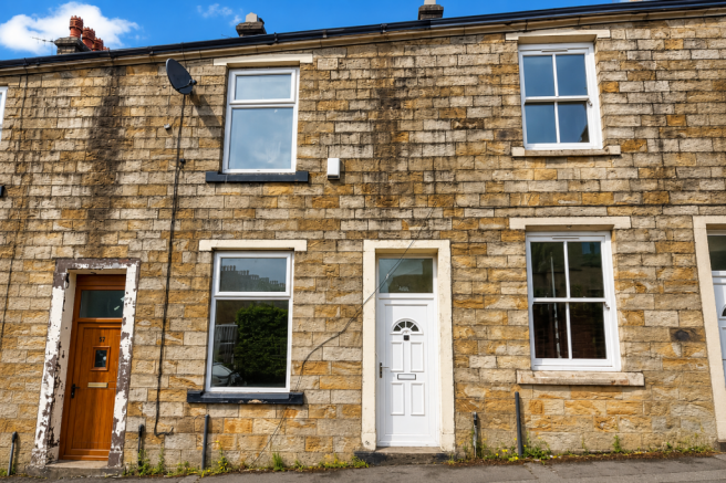 2 bed property, in Maurice Street, £90,000