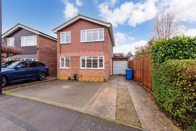 3 bed property, in Purssell Close, £550,000