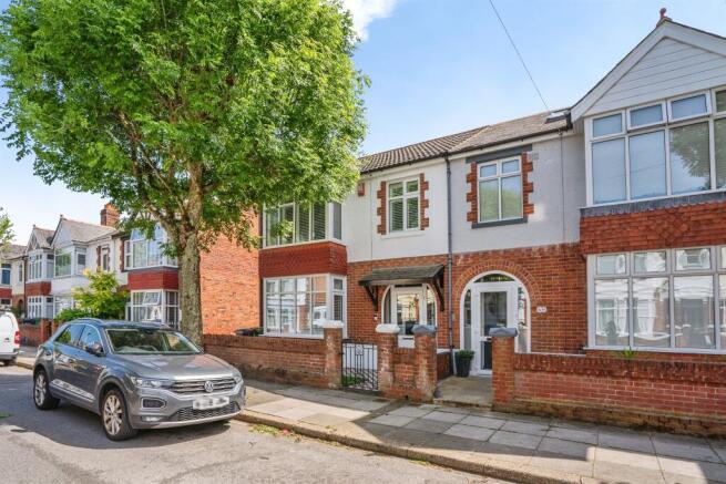 3 bed property, in Amberley Road, £370,000