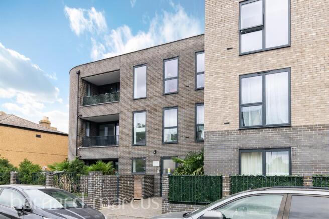 2 bed property, in Bensham Grove, £220,000