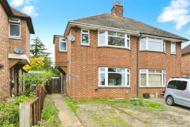 3 bed property, in Crescent Close, £275,000