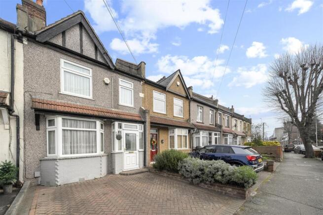 2 bed property, in Hall Lane, £475,000