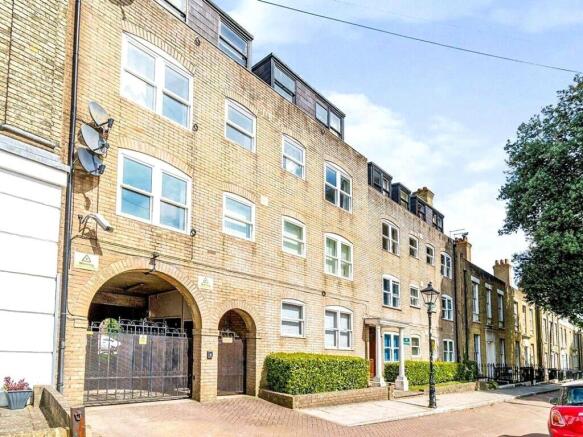 2 bed property, in Cranbury Terrace, £160,000