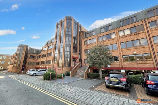 2 bed property, in New Priestgate House, £125,000