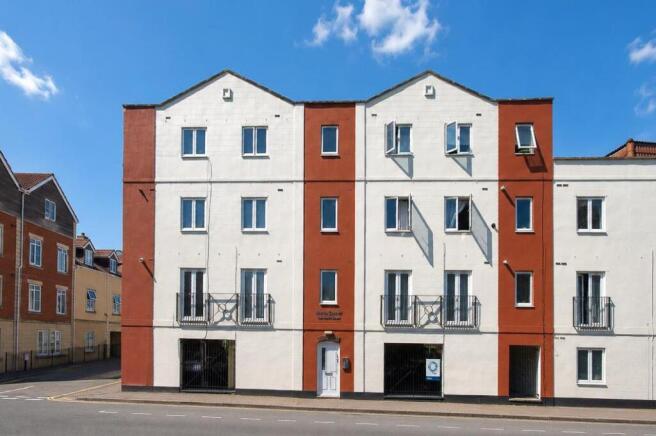 1 bed property, in North Street, £185,000