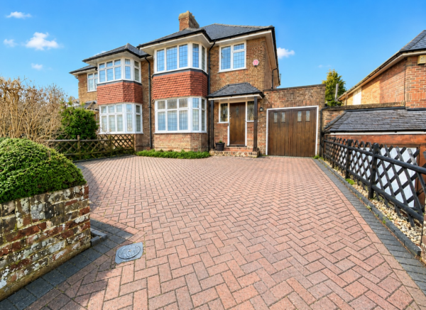 3 bed property, in Knoll Rise, £475,000