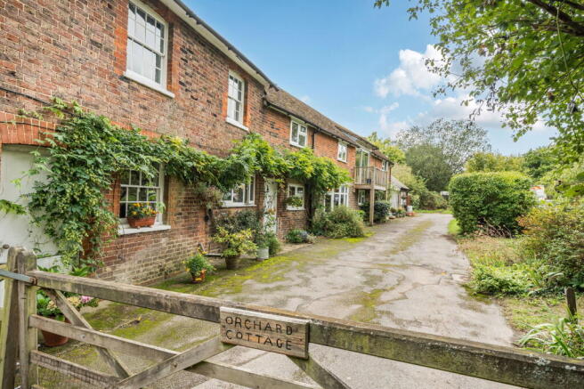 4 bed property, in Alders Road, £775,000