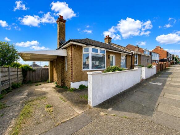 3 bed property, in Fitzroy Avenue, £260,000