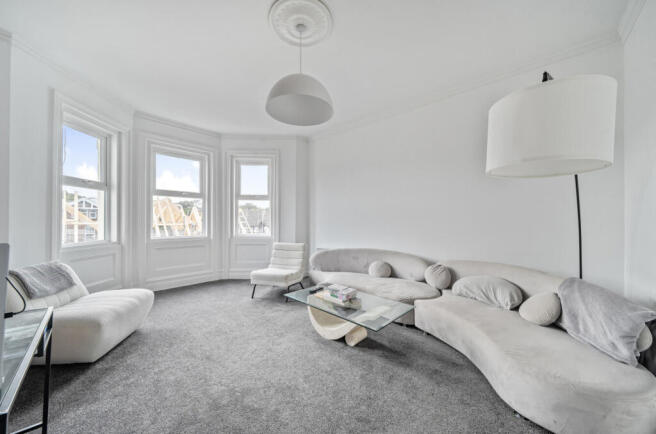 2 bed property, in Southcote Road, £220,000