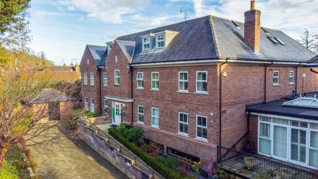 3 bed property, in Wendover Lodge, £495,000