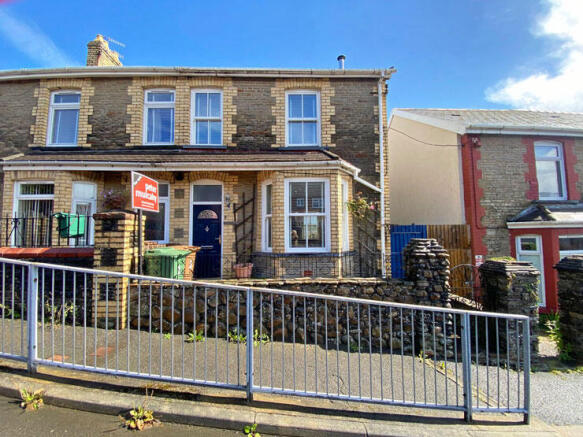 3 bed property, in Hengoed Road, £230,000