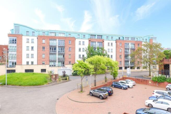 2 bed property, in Beauchamp House, £165,000
