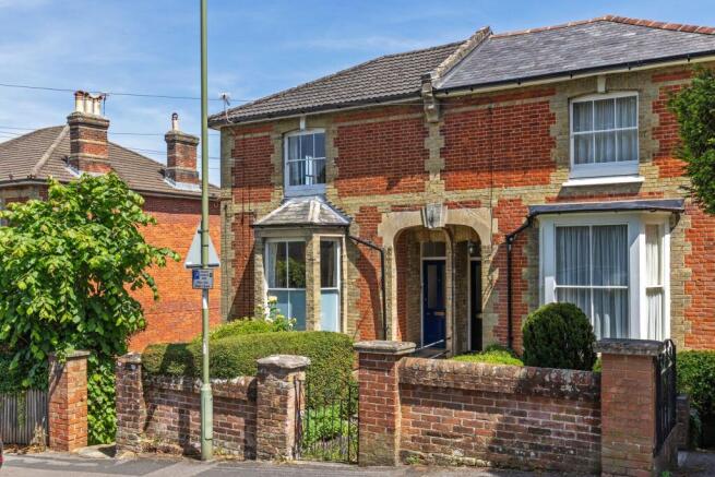 1 bed property, in Cheriton Road, £300,000