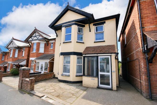3 bed property, in Pine Road, £325,000