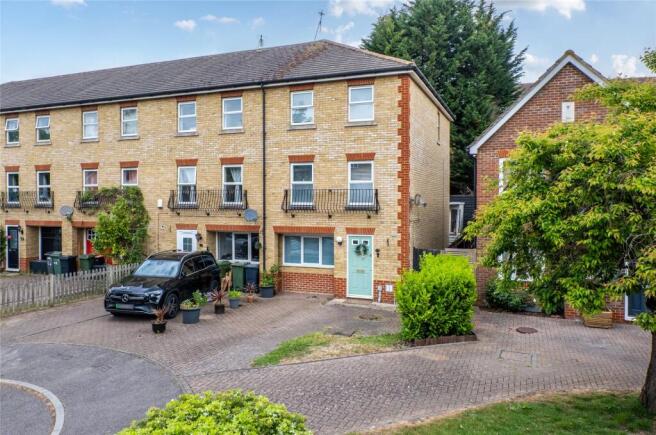 5 bed property, in Albert Reed Gardens, £400,000