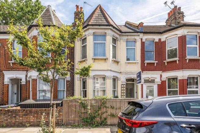 2 bed property, in Woodside Gardens, £325,000