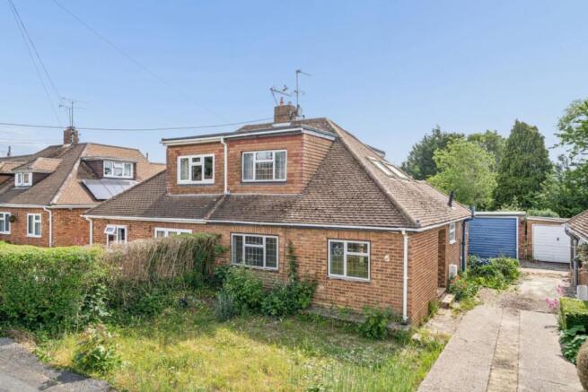 3 bed property, in Fairfields, £495,000