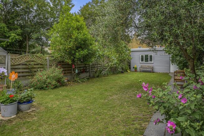 3 bed property, in West Avenue, £825,000