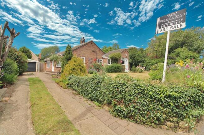 2 bed property, in Greystones, £345,000
