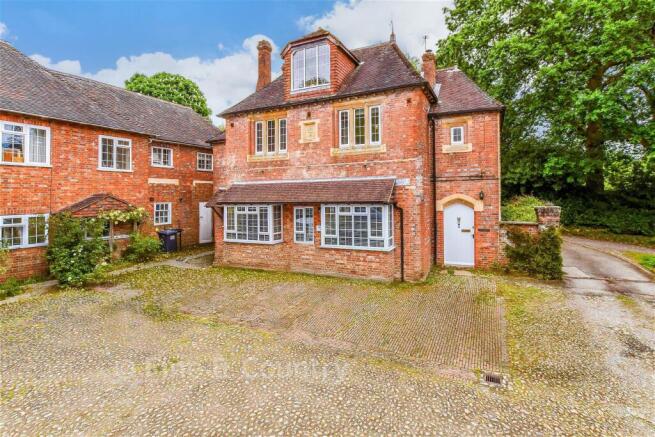 3 bed property, in Possingworth Close, £400,000