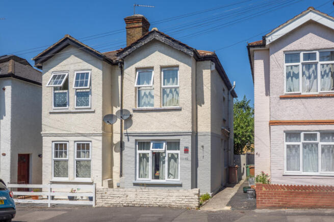 2 bed property, in Vicarage Road, £465,000
