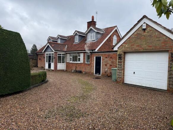 5 bed property, in Hillside Crescent, £475,000