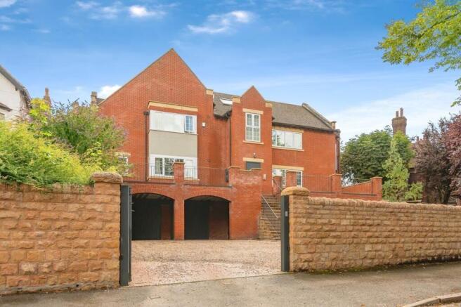 2 bed property, in Flat 1 Winfield Heights, £180,000