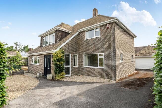 4 bed property, in Bond Close, £675,000